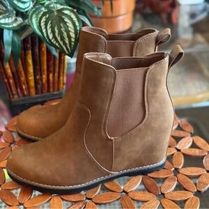 Universal Thread Boots Women's Amalia Hidden Wedge Chelsea Ankle Bootie Brown